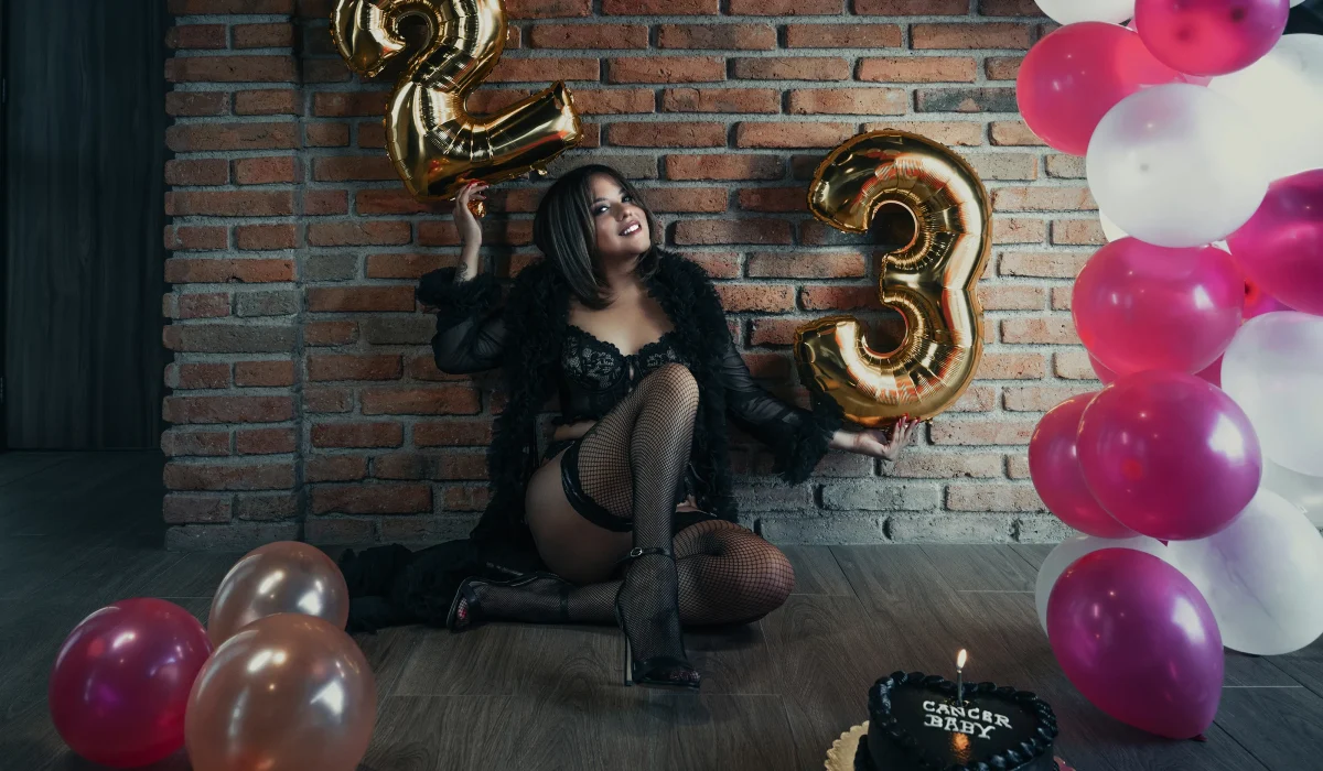 Mujer en sesión boudoir en Querétaro con energía positiva y actitud segura