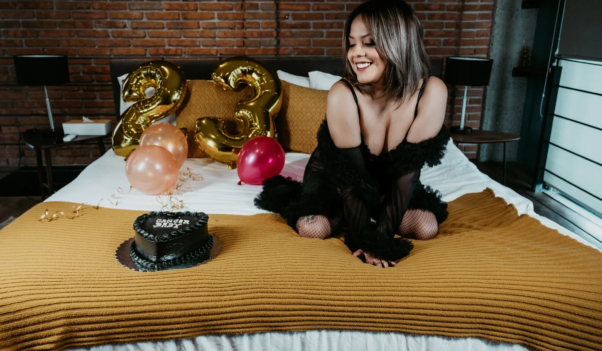 Sesión boudoir en Querétaro con pastel y celebración elegante de cumpleaños