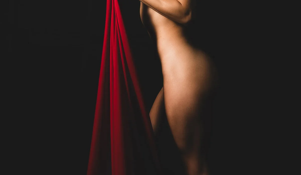 Retrato artístico en sesión boudoir en Querétaro con enfoque en silueta femenina