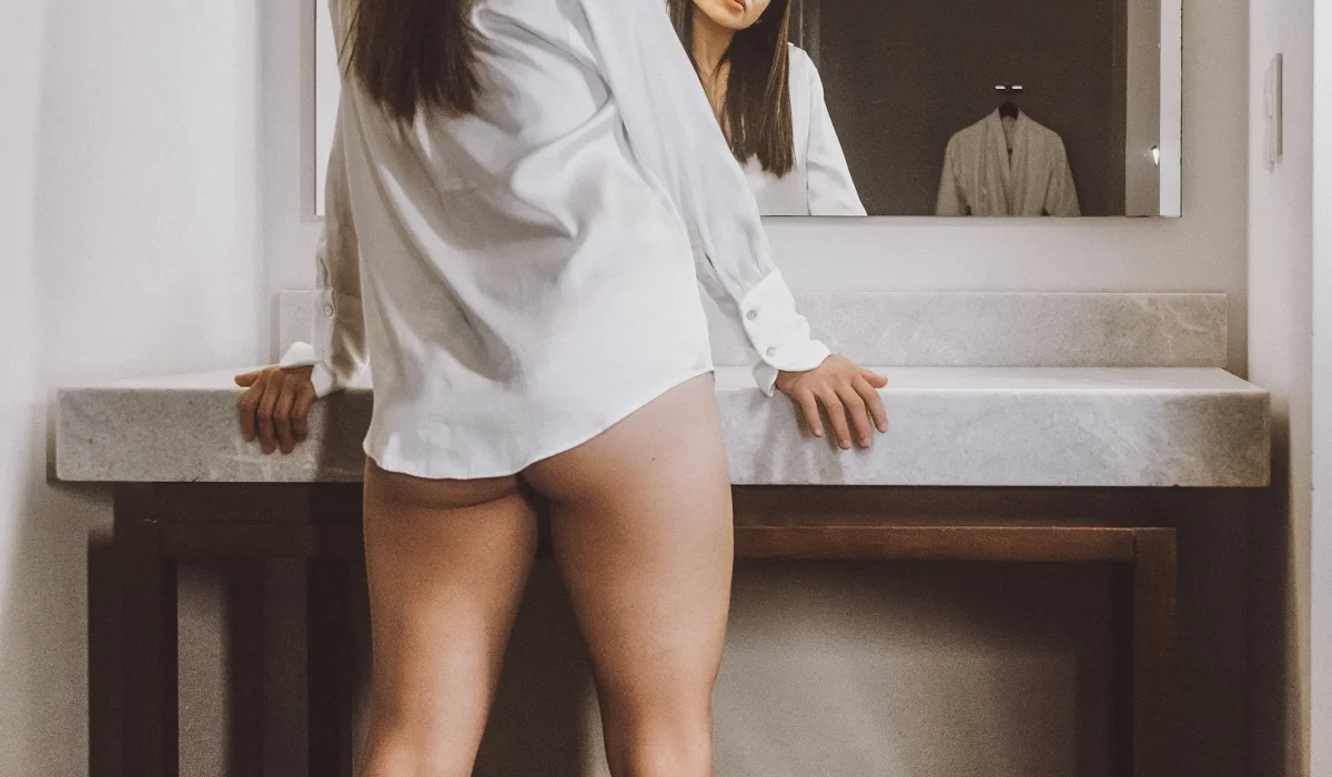 Mujer durante sesión boudoir en Querétaro con estilo minimalista y elegante