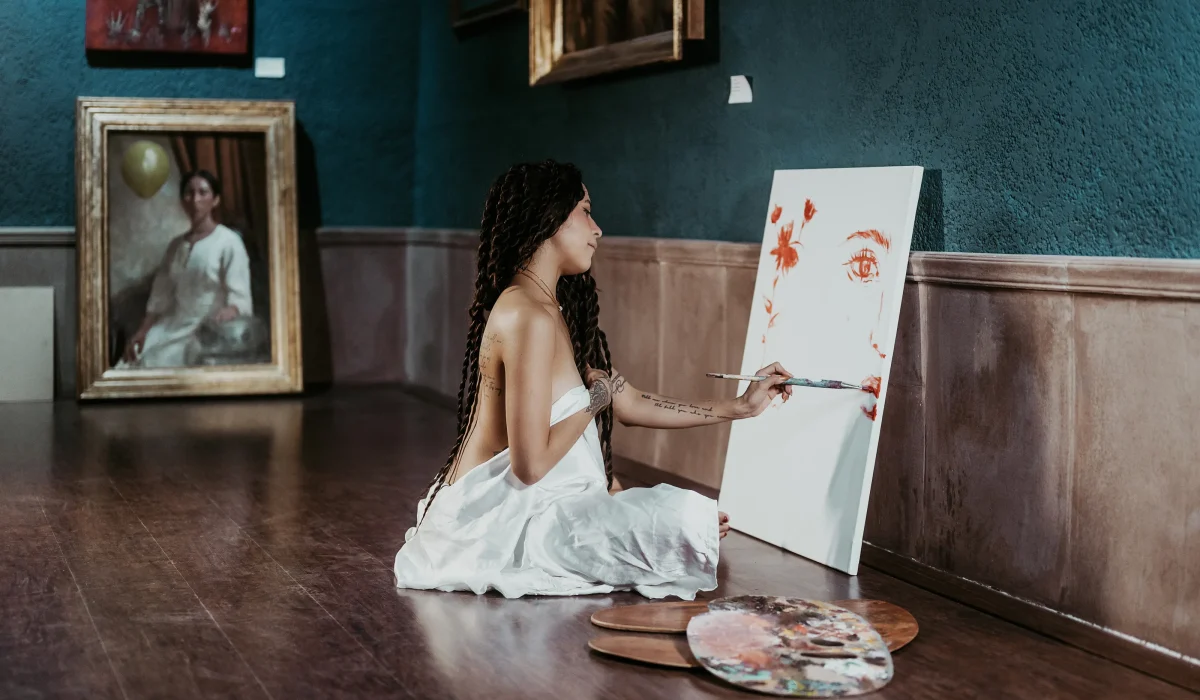 Retrato boudoir en Querétaro con estilo delicado y expresión natural